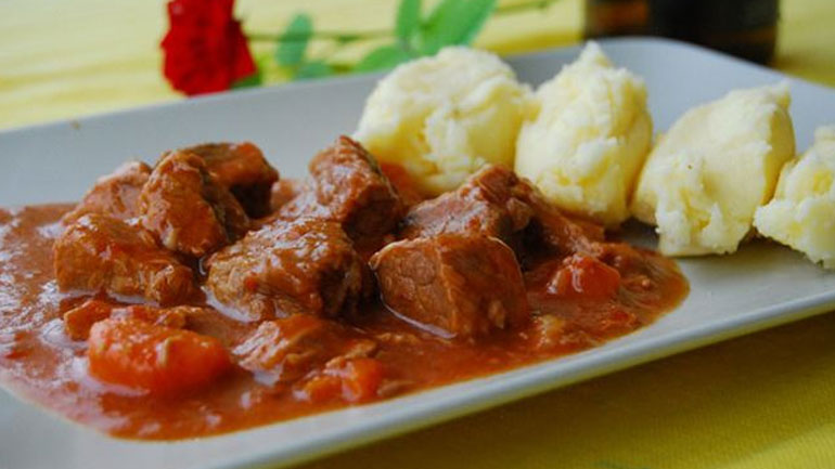 Μοσχαράκι κοκκινιστό με μαύρη μπύρα